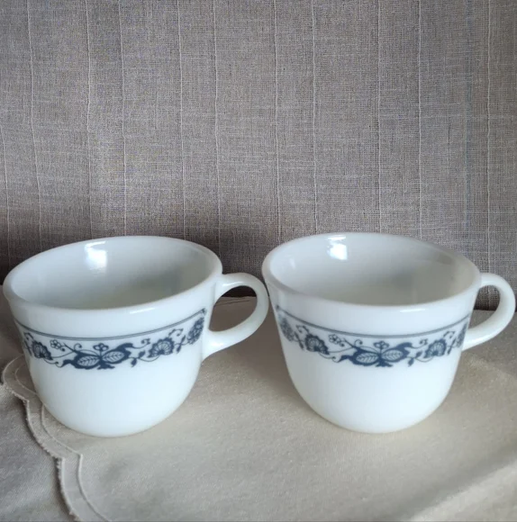 VTG Set of 2 Corning/ PYREX Old Town Blue Onion Mugs - Picture 2 of 7